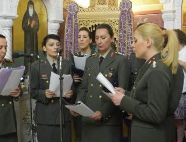 Βίντεο: Στελέχη του ΓΕΣ ψέλνουν τα εγκώμια στην περιφορά του Επιταφίου στο 401 ΓΣΝΑ (βίντεο)